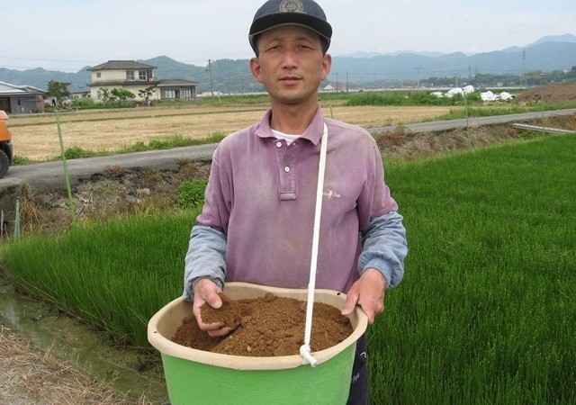 施肥（ぼかし肥料）- 5月
